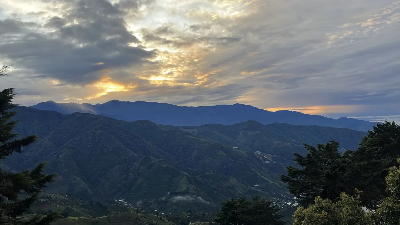 Farm with wide views of the mountains. — photo 4