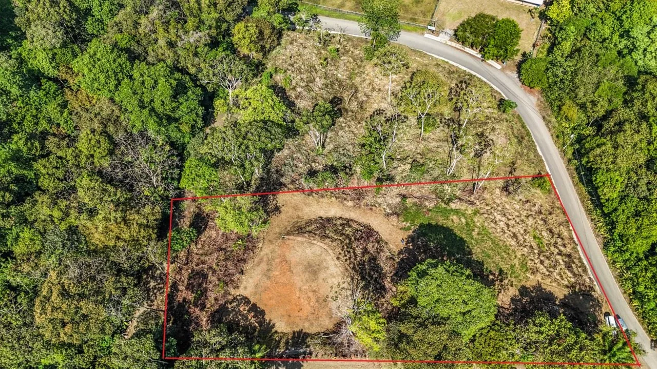 An elevated 1.2 acres lot with two plantels, panoramic mountain and jungle views