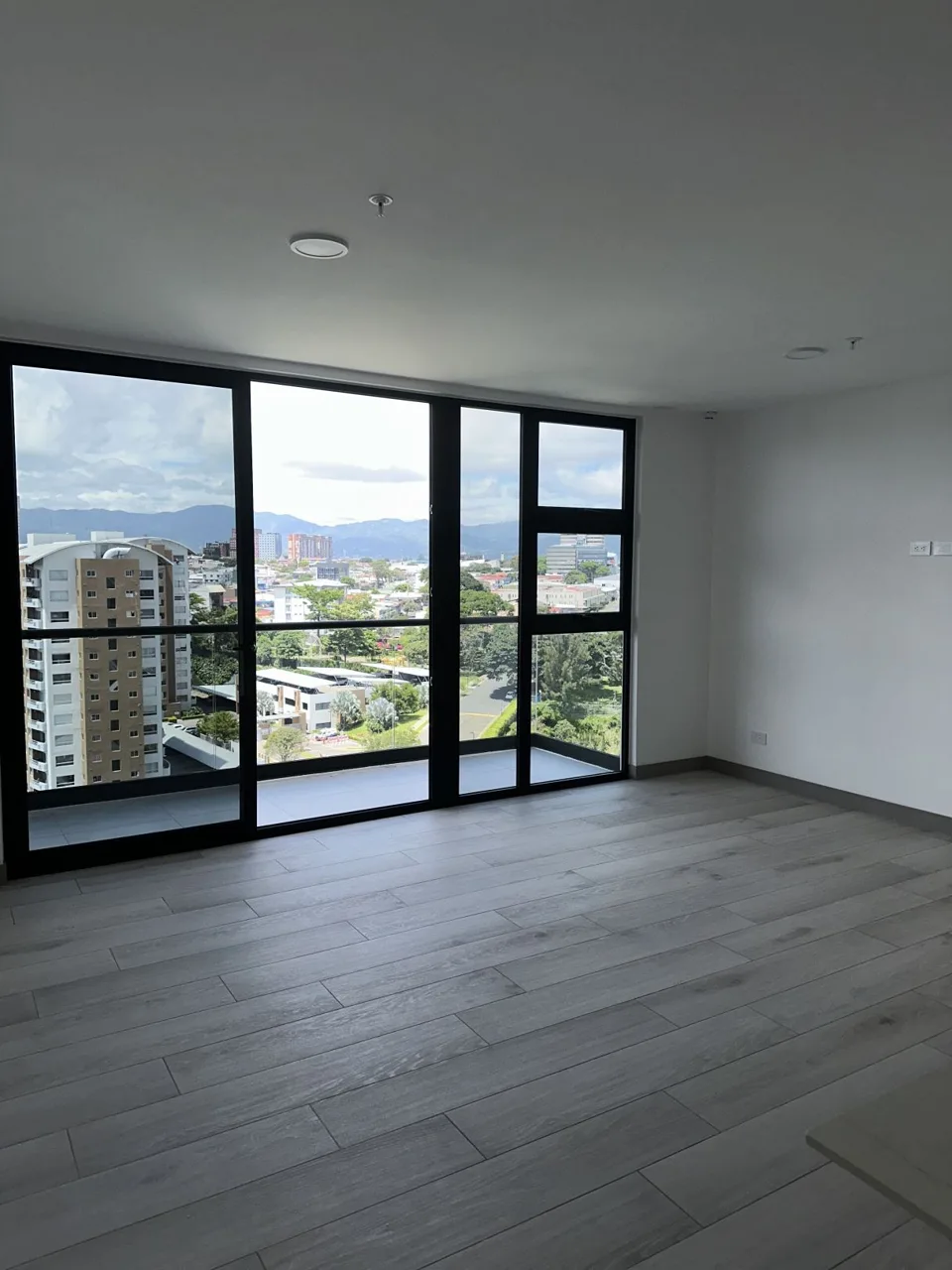 Brand New Modern Apartment for Sale on the 21st Floor at Nucleo, La Sabana — photo 2