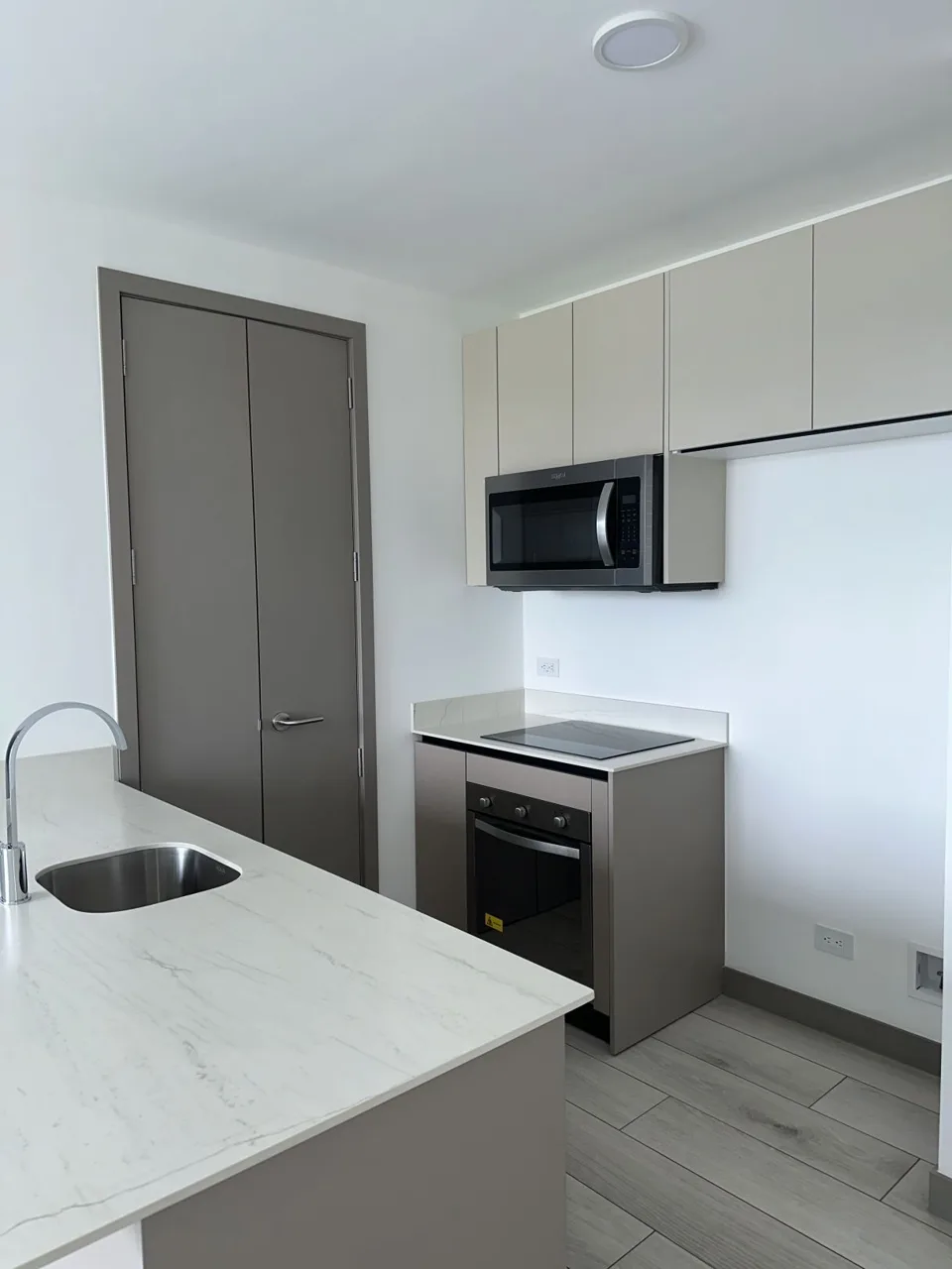 Brand New Modern Apartment for Sale on the 21st Floor at Nucleo, La Sabana — photo 3