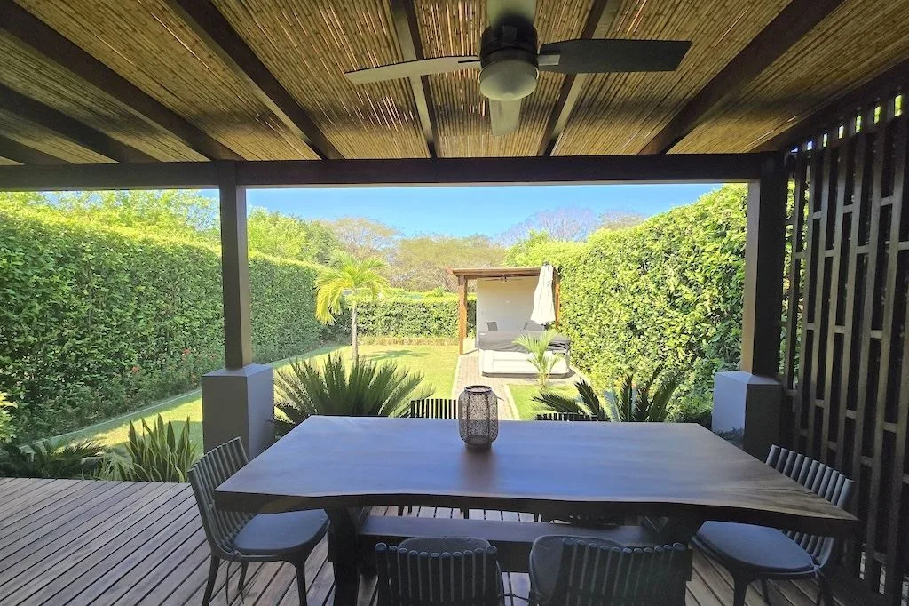 Move-In Ready Home with Jacuzzi &amp; Tropical Garden in Loma Verde