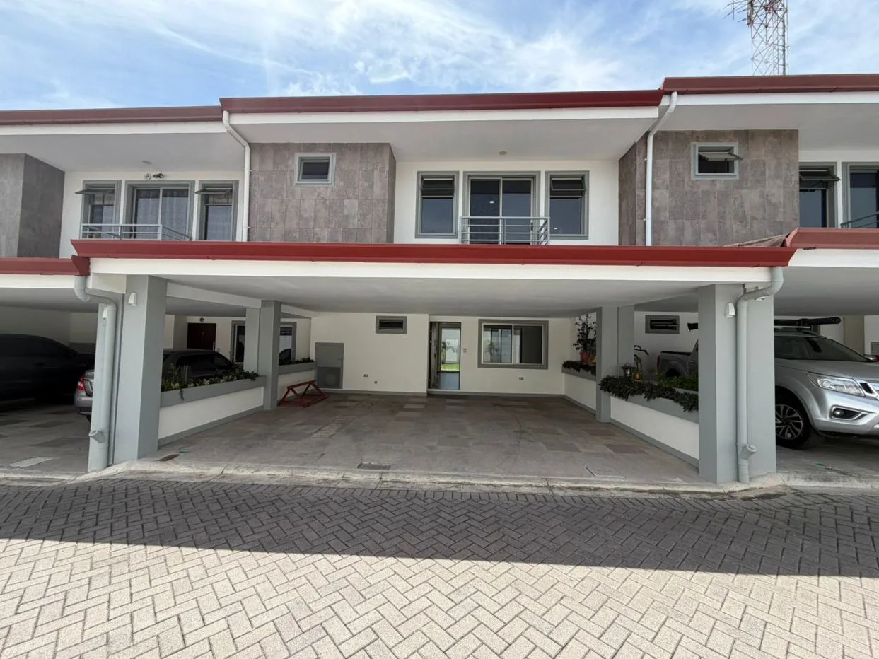 HOUSE FOR SALE IN SANTA ANA CENTRO! The perfect home for your family FV