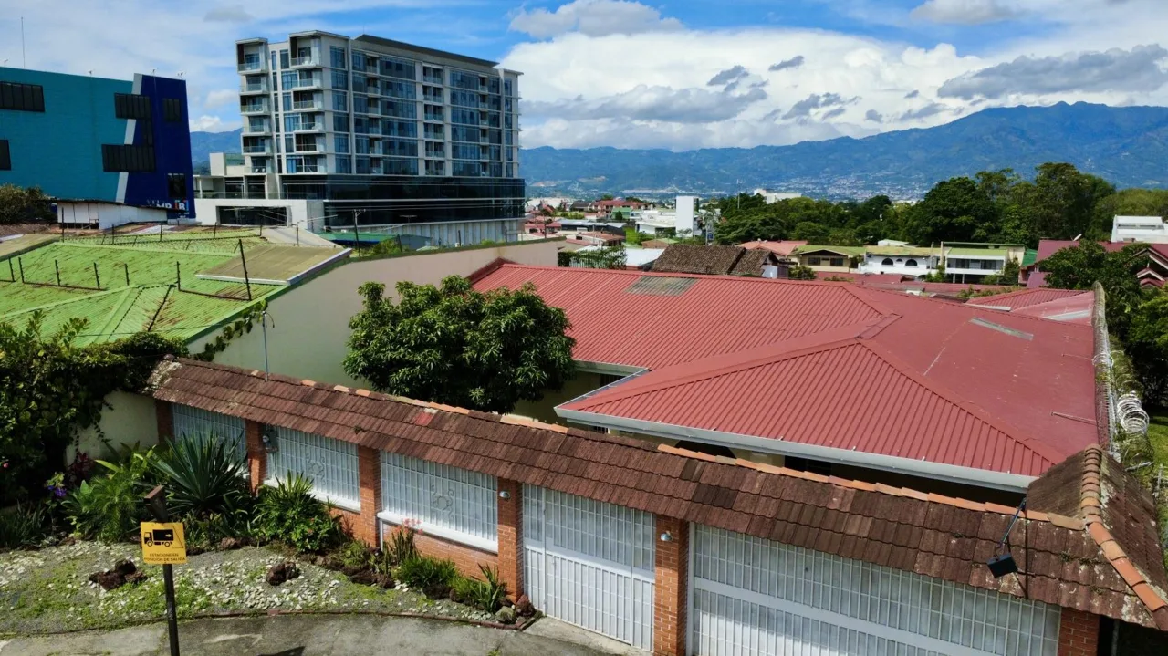 Spacious Property in Curridabat Just 200 Meters from Plaza del Sol – Perfect for Living or Business