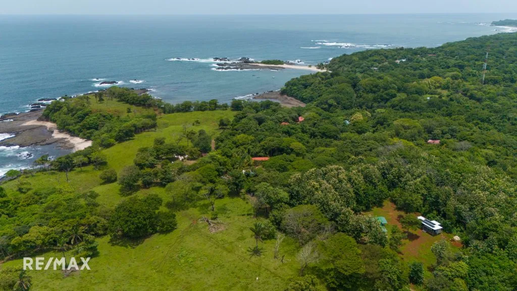 Versatile Coastal Retreat Opportunity in San Juanillo