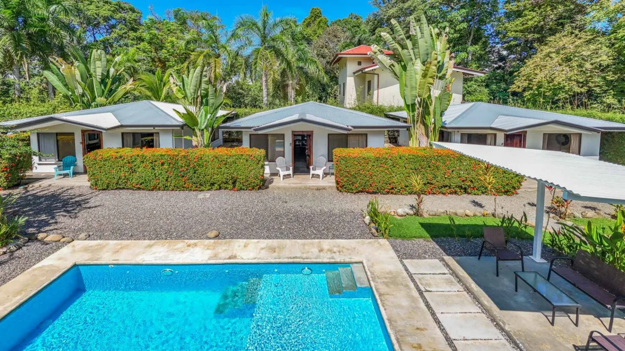 A wonderful mini-resort – with 3 spacious &amp; air-conditioned cabins