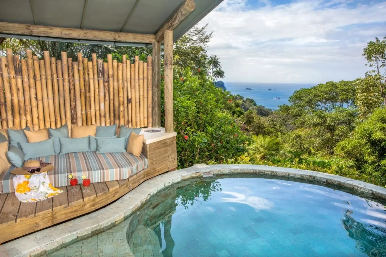 Casa De Las Brisas - 10 Bedroom Mansion in Manuel Antonio