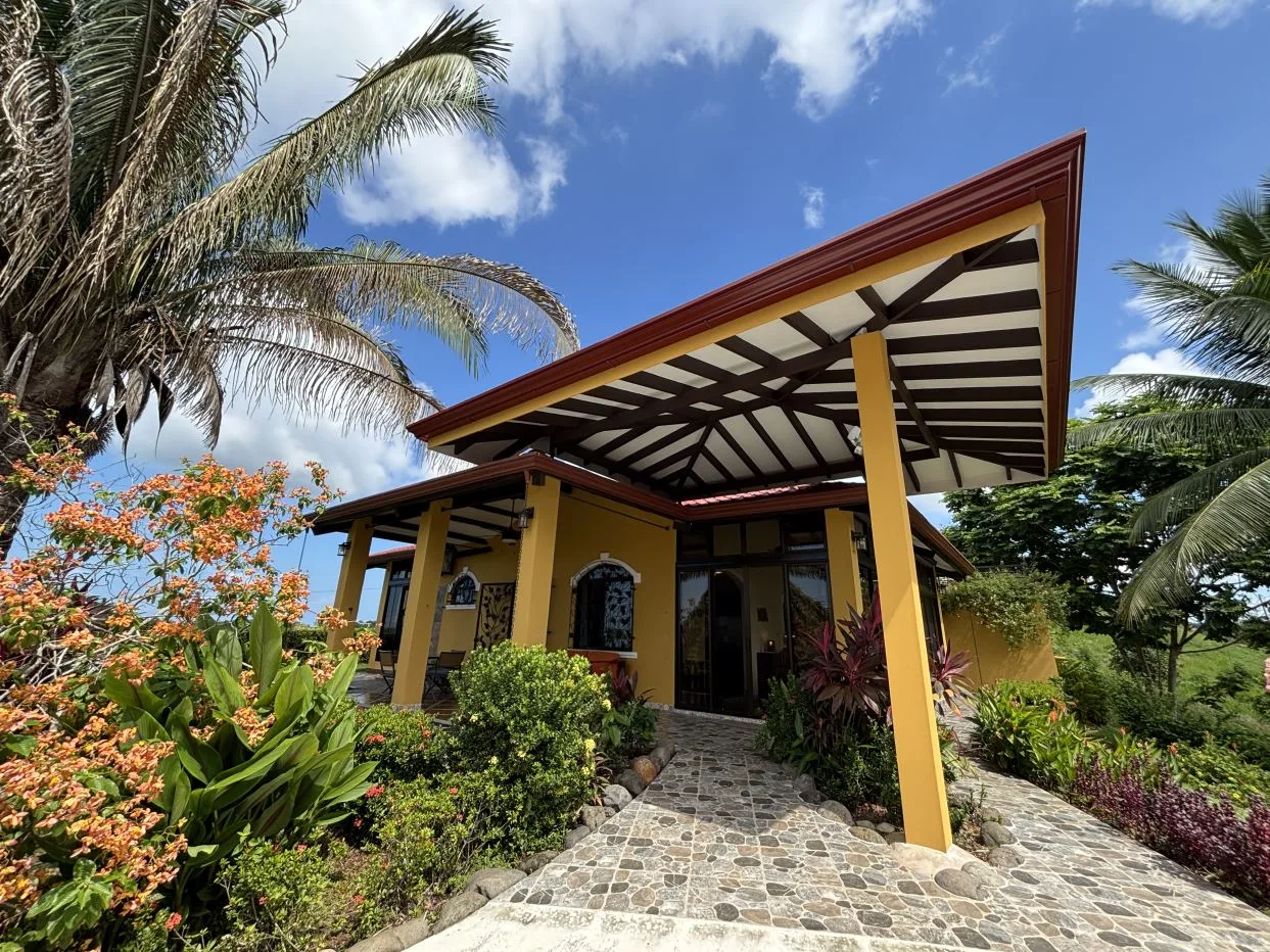 Own the View – A Lovingly Maintained Oceanview Retreat with a huge pool and a guesthouse - Buy it with U.S.-style fixed mortgage