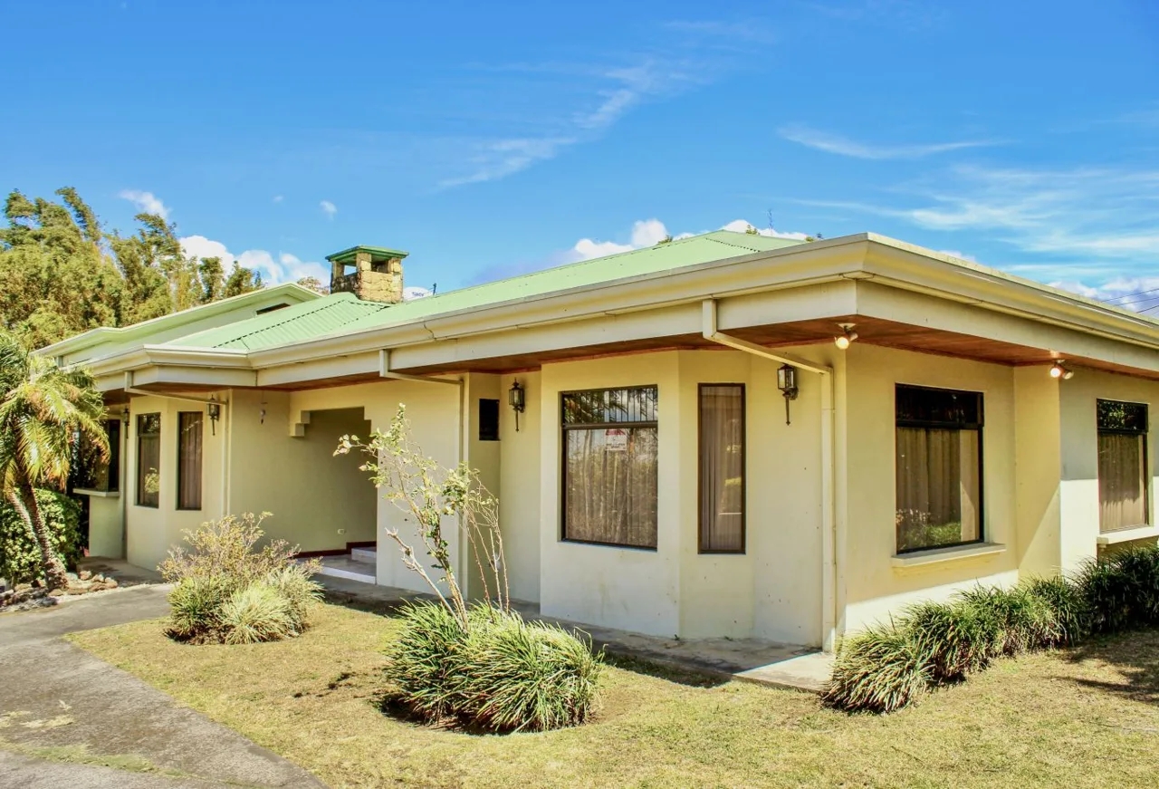 Spacious Home with Large Lot and Mountain Views Near Downtown San Rafael de Heredia