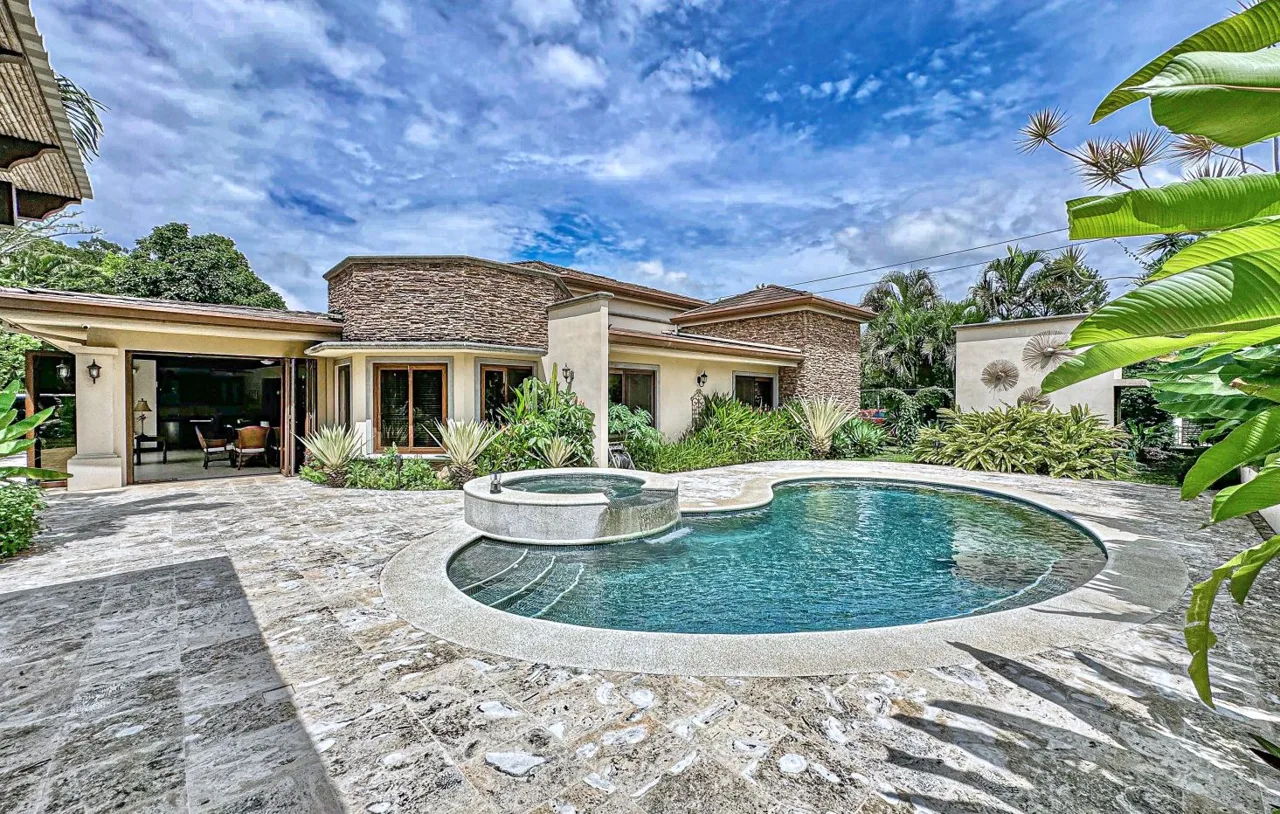 The 8th Tee Residence Los Reyes