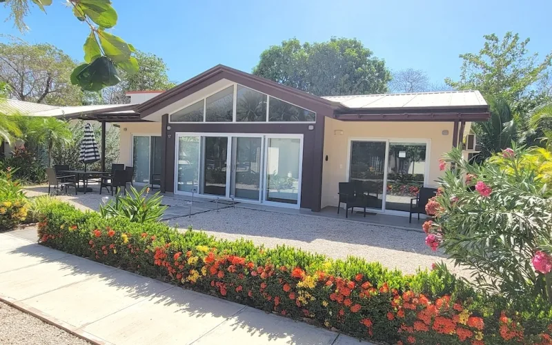 The Point 17 ~ 3-Bedroom Home with Private Guest Suite