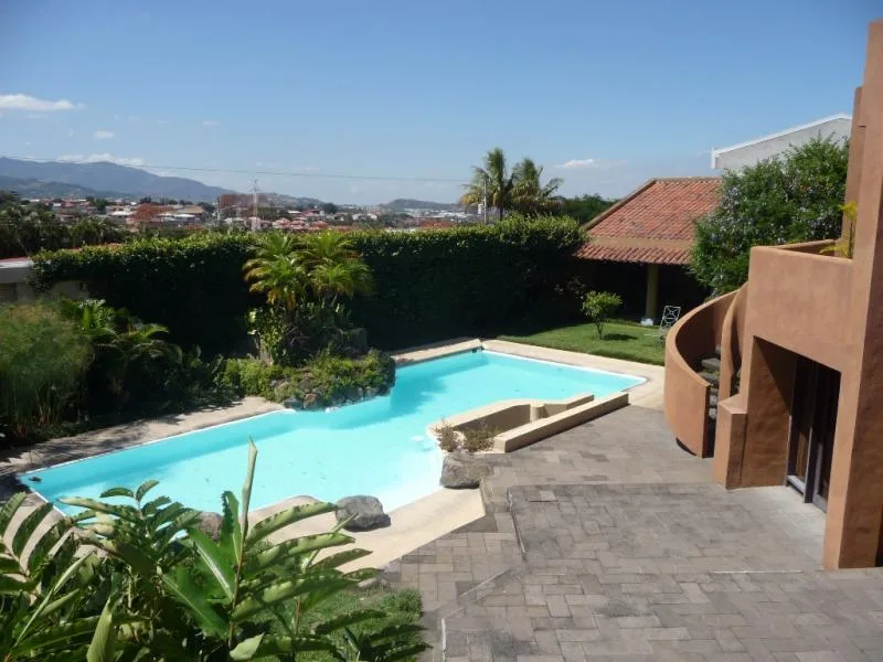 4 Bed Single Family Homes For Sale in La Uruca