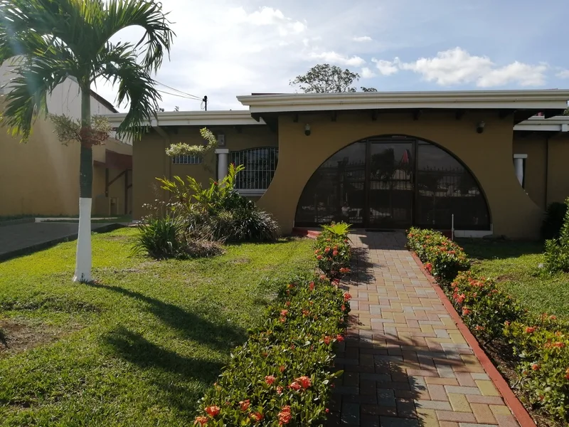 4 Bed Commercial To Rent in Alajuela