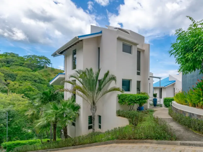 3 Bed Condo For Sale in Playas Del Coco