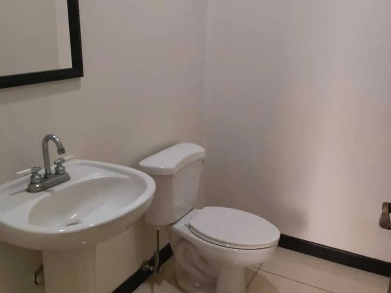 1 Bed Commercial To Rent in La Sabana — photo 5