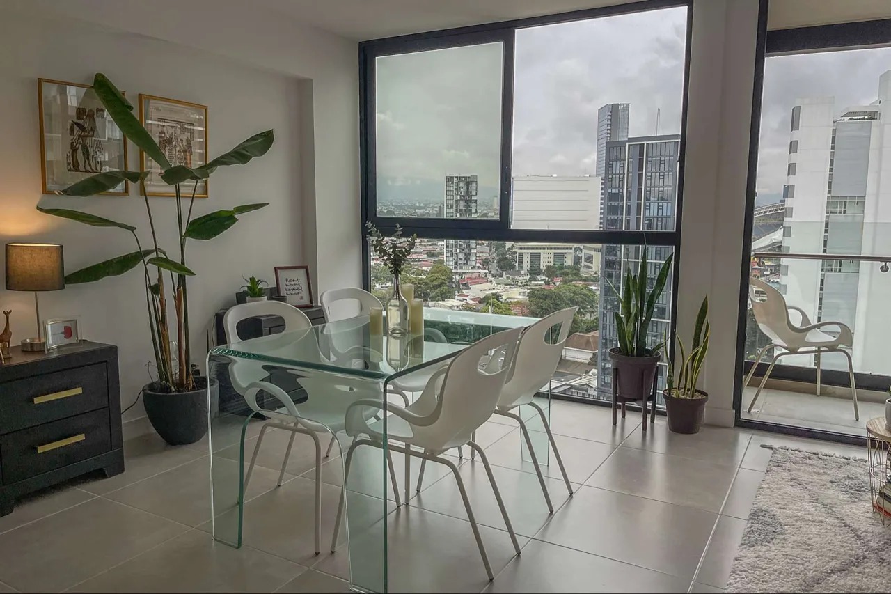 El mercado residencial en el cuadrante oeste de San José se inclina de manera sostenida hacia propuestas arquitectónicas compactas que integran servicios de relajación y ...